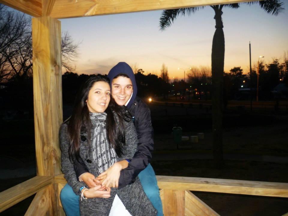 LulaIthurbide's tweet photo. Todavía no caigo que te fuiste amiga, hermana que me dio la vida. No puedo caer en cuenta de que ya no estás de que decidiste esto y no te despediste no llamaste, nada. Hoy el corazón se me parte en 1000 pedazos te voy a extrañar siempre❤️ https://t.co/DZcgDoOIss