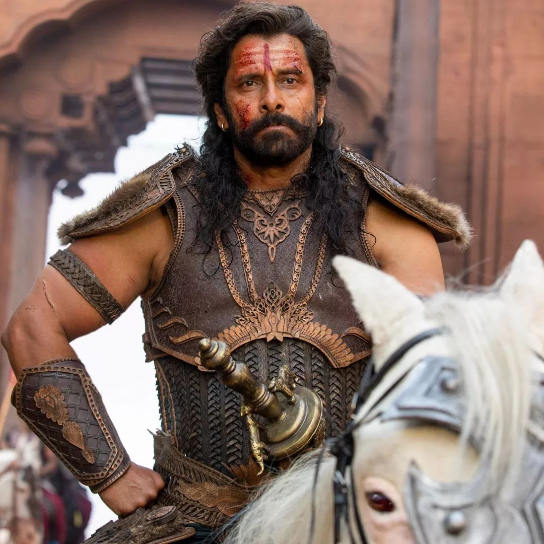 ekm_dst_cvf's tweet photo. The agressive powerful crown prince Aditya Karikalan🐯🔥

#PS1 #PS1AudioLaunch #ps1trailerlaunch #PS1Audio #ChiyaanVikram #Chiyaan #PonniyinSelvanTrailer #Trending 
@chiyaan 
@Kalaiazhagan15 
@LycaProductions 
@MadrasTalkies_ https://t.co/ECKrkybVNV