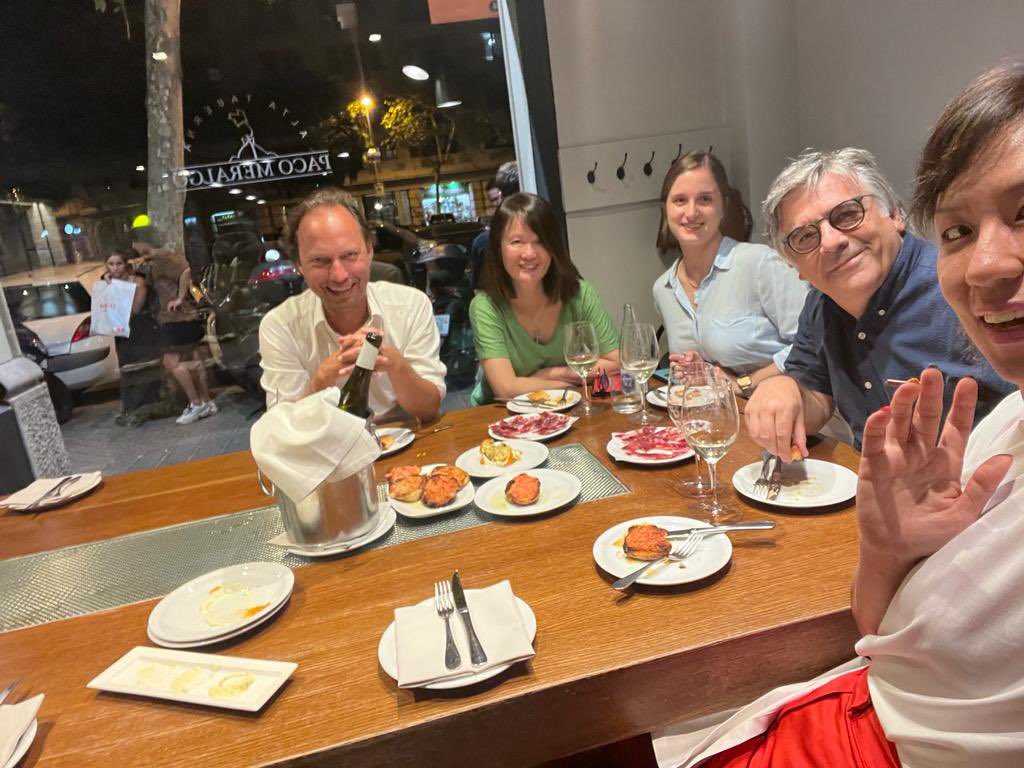 TzeWah1's tweet photo. Such a great meeting @cirsesociety #CIRSE2022 #Friendship #mentorship #research #collaboration @ragsxray @iradsurgeon @grounds4riots @elisalausw @VinsonChan @MaureenKohi https://t.co/md48c2nA6E