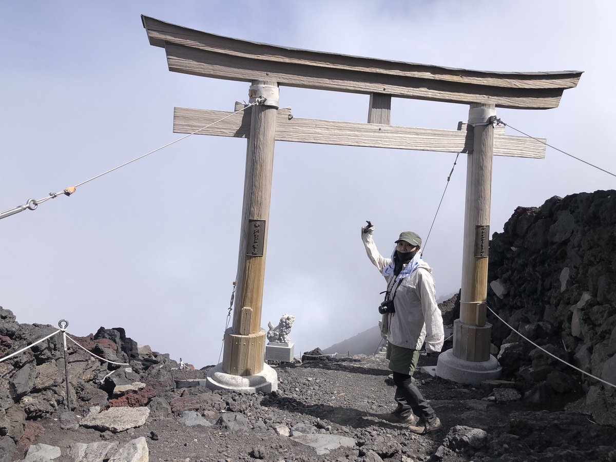 mximxiko's tweet photo. 3日間、SNS無し生活終了。
特に理由もなく、
ただ、富士山登山してました🏔
＃富士山 ＃富士登山 #須走口 #吉田口 #御庭 #御来光 #御中道 #登山 #山登り #climing #mtfuji #みみの富士山trip #焼印 #御朱印 #浅間神社参り #今年4回目の富士山 https://t.co/YWt6HyOtJu