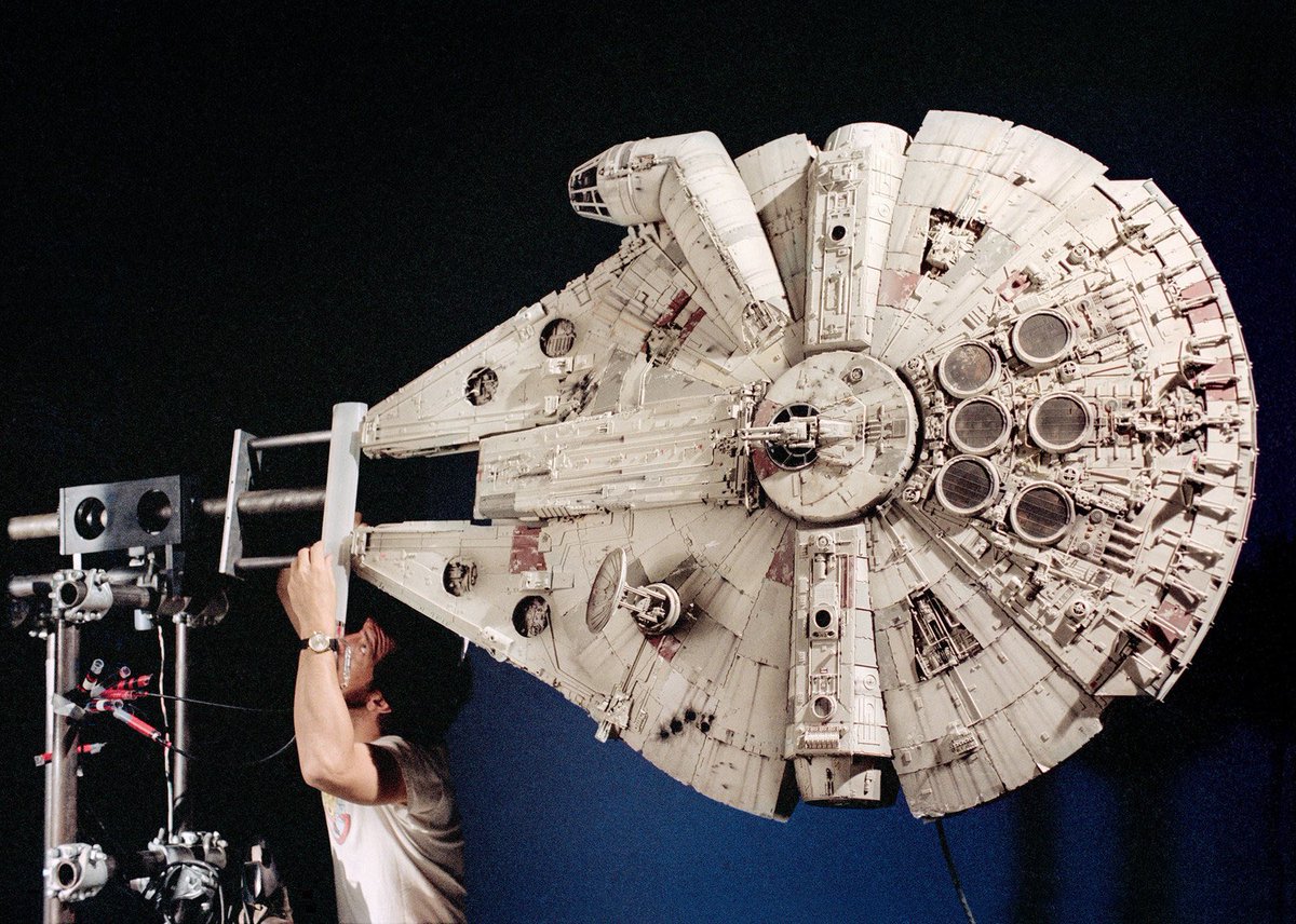 DesigningFilm's tweet image. Look at the size of that thing! Visual Effects Director of Photography Richard Edlund with the 1976 original five foot Millennium Falcon. #StarWars #LightAndMagic
