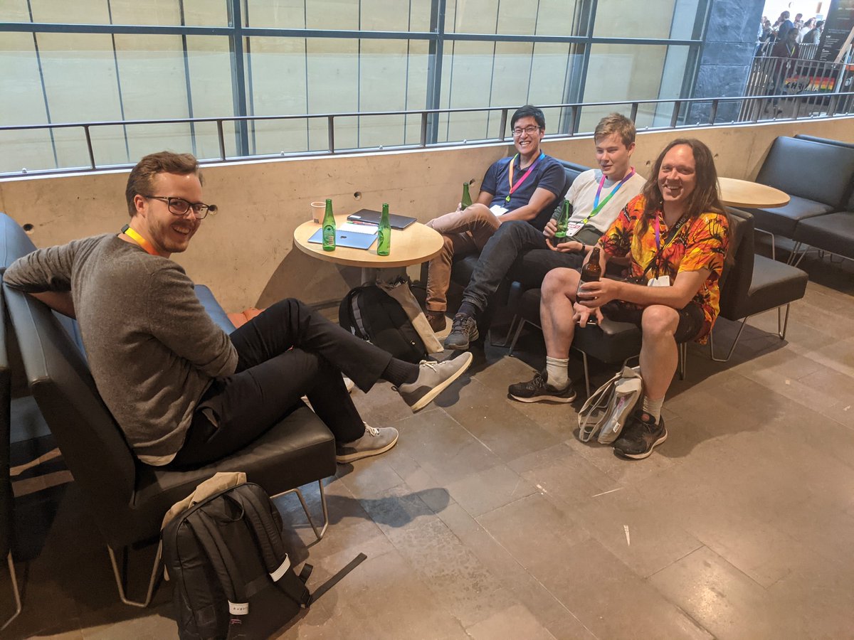 Students from both sides of the Atlantic discussing microscopy at MAF Göteborg #MAF2022