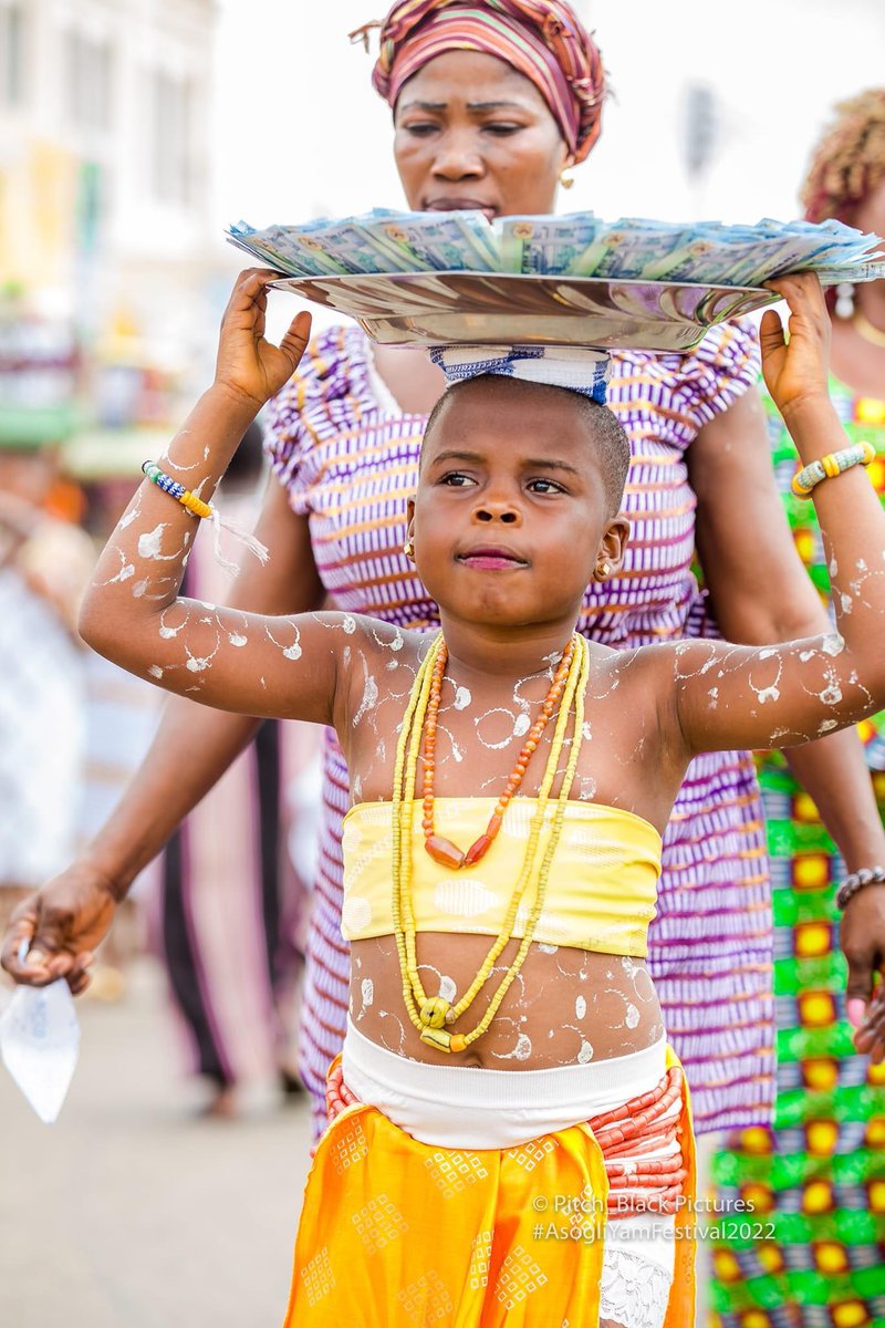 iamrjay12's tweet photo. Modern day girls and women display rich Ghanaian culture at asogli festival 2022. #yam festival celebrated by the people of Ho. @TDzineku @kodwoboateng https://t.co/u6pw1yhwWh