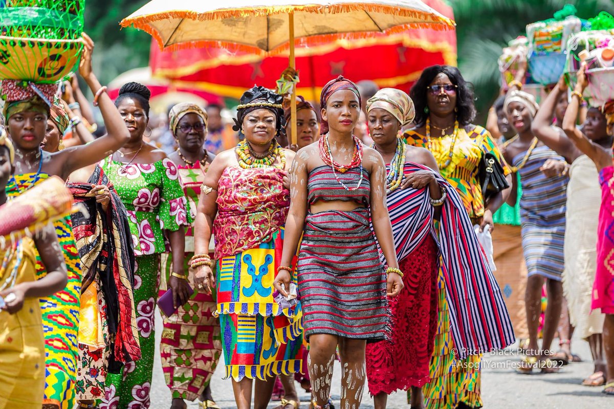 iamrjay12's tweet photo. Modern day girls and women display rich Ghanaian culture at asogli festival 2022. #yam festival celebrated by the people of Ho. @TDzineku @kodwoboateng https://t.co/u6pw1yhwWh