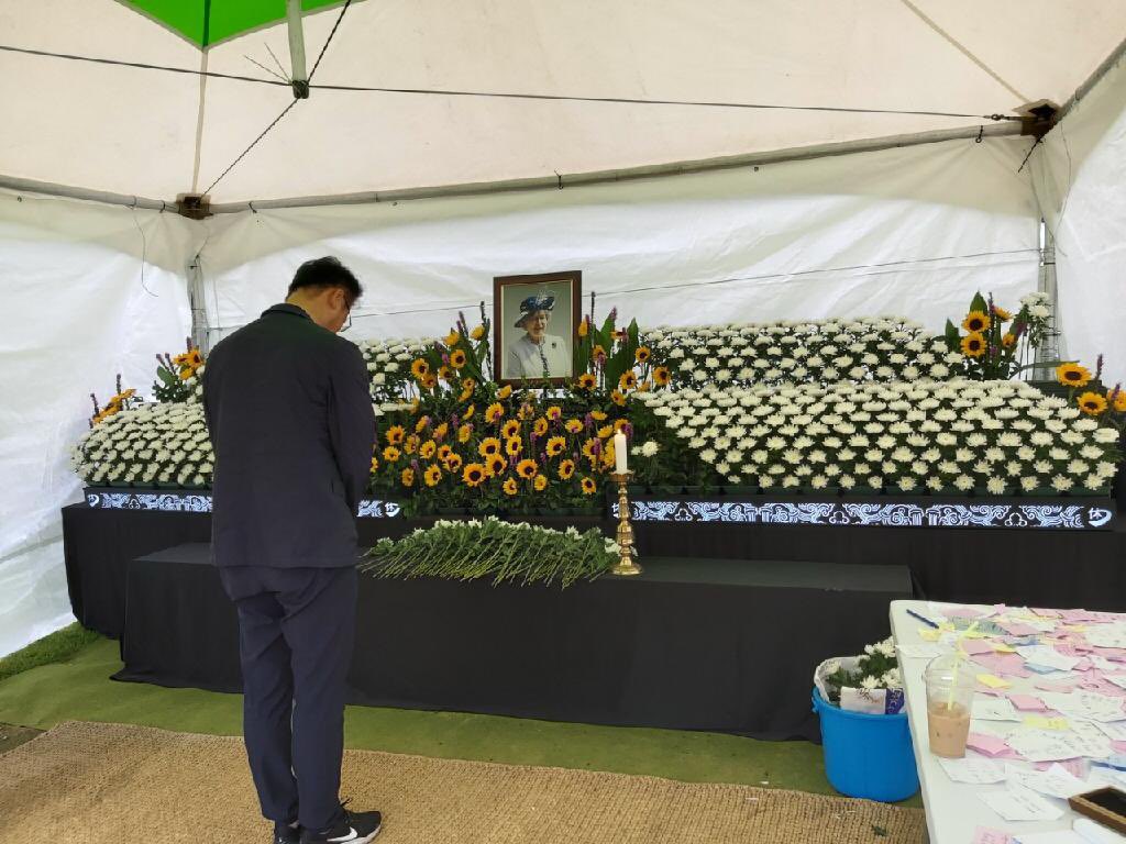 ColinCrooks1's tweet photo. Thanks to our friends in Andong, who are also holding ceremonies to remember HM Queen Elizabeth II this week. 경상북도 안동에서도 영국 여왕 엘리자베스 2세를 추모합니다. 🙏 https://t.co/VEp7SJCYJd