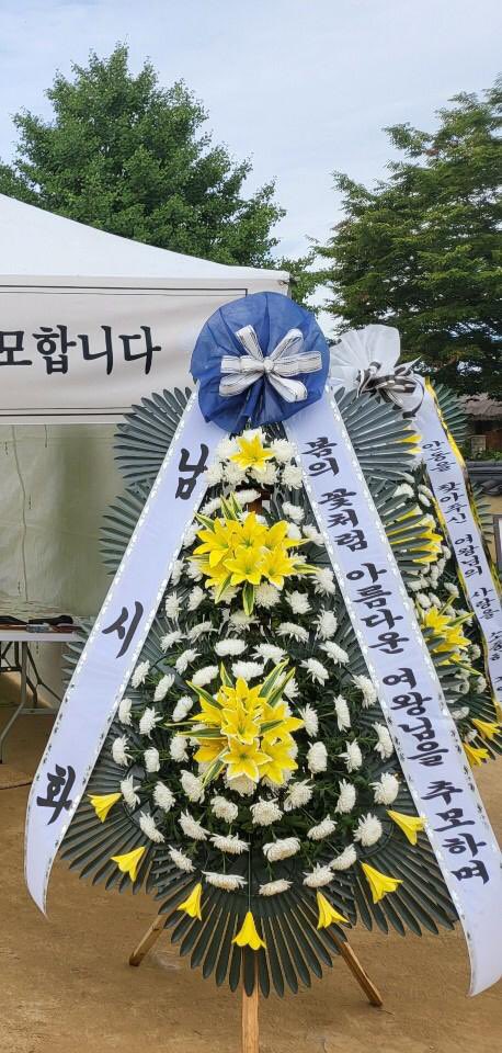 ColinCrooks1's tweet photo. Thanks to our friends in Andong, who are also holding ceremonies to remember HM Queen Elizabeth II this week. 경상북도 안동에서도 영국 여왕 엘리자베스 2세를 추모합니다. 🙏 https://t.co/VEp7SJCYJd