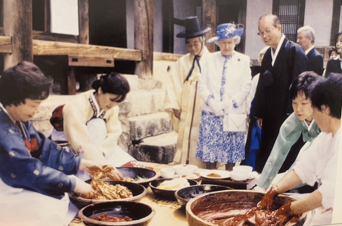 Thanks to our friends in Andong, who are also holding ceremonies to remember HM Queen Elizabeth II this week. 경상북도 안동에서도 영국 여왕 엘리자베스 2세를 추모합니다. 🙏