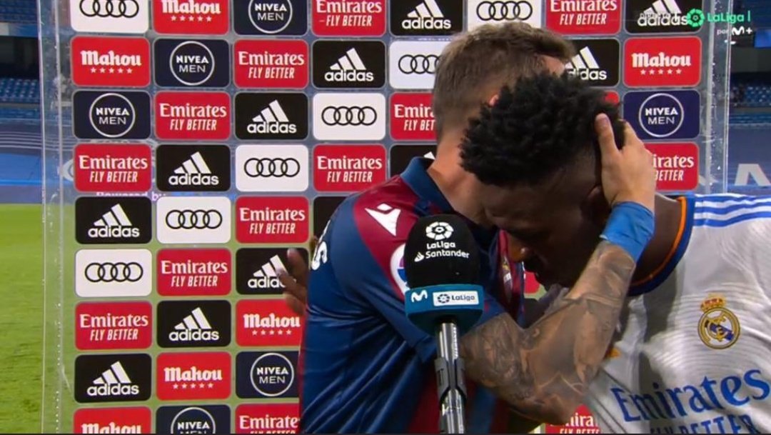 Recuerdo este gesto de Vinicius que pasó desapercibido.

El Levante acababa de descender en el Bernabeu y nada más acabar el partido Vini va a consolar al jugador del Levante que lloraba mientras le entrevistaban.

Pero que chulo y creído es Vinicius Junior eh.