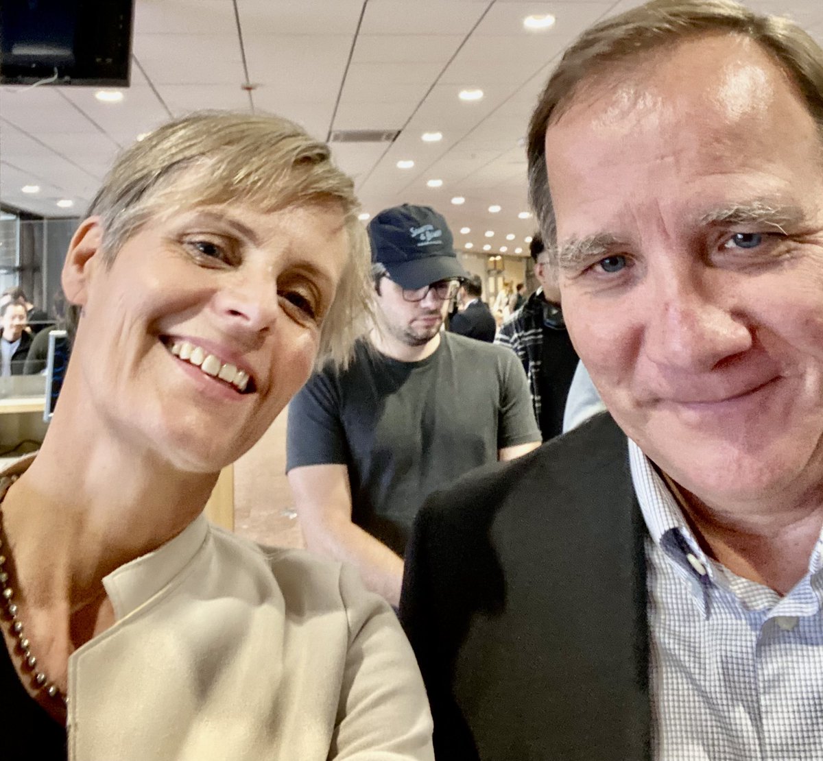 Kolla! Jag ska boarda samma flight som vår tidigare statsminister. Frågade om han flydde landet i besvikelse över det preliminära valresultatet. Så var icke fallet. #valet2022 #val2022