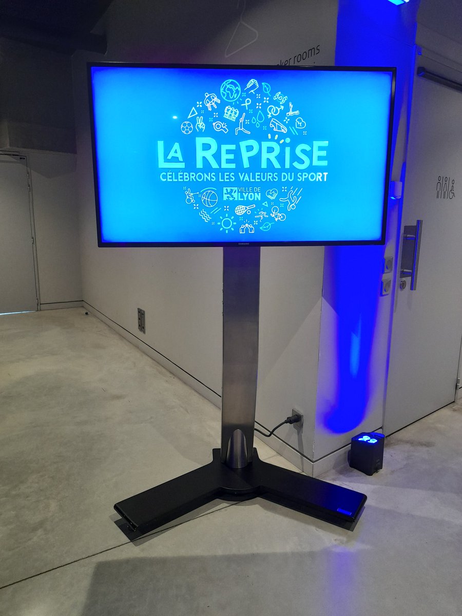 OuaretZ's tweet photo. Soirée La Reprise organisé par @villedelyon hier soir. L'occasion de découvrir les projets ambitieux autour de l'écocitoyenneté, l'inclusion, l'égalité homme femme. Ambitions partagées par @LeoLagrangeLyon en cette nouvelle année scolaire. On reviendra https://t.co/lN2jmRyGwT