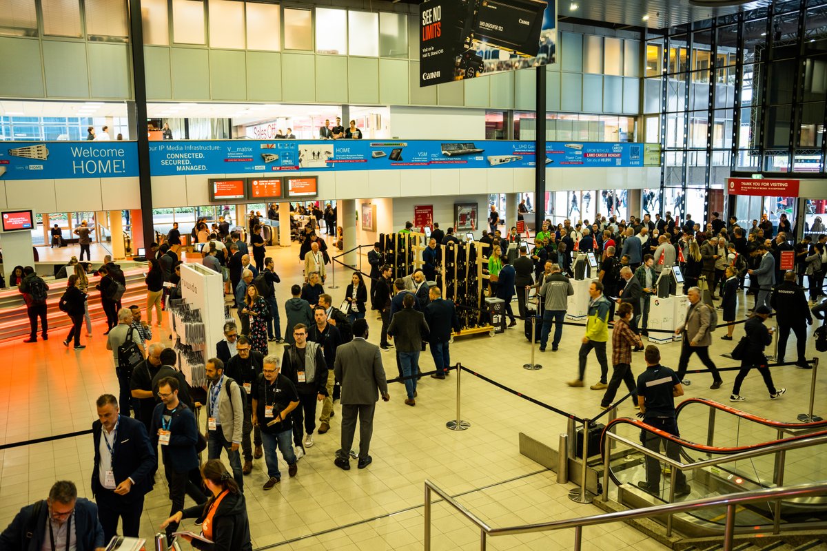 Synchronized tweet media