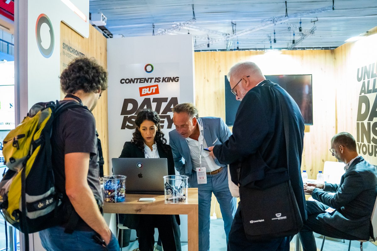 Synchronized tweet media