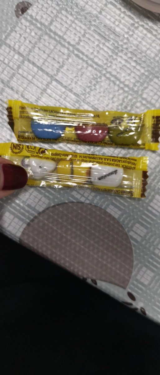 VittoriaRocks's tweet photo. Quería celebrar el #díadelchocolate con @Lacasitos y me encontré esto: un lacasito triangular? XD
Para unos pocos que me puedo comer y me sale uno enano! https://t.co/wxAs7onPuu