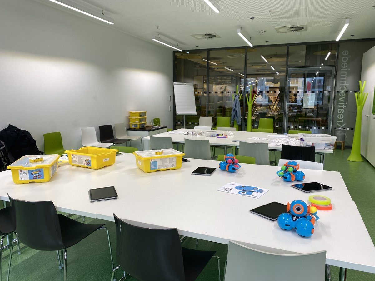coding_tomorrow's tweet photo. Letztes Wochenende fand das @educamps in der #Zentralbibliothek im KAP1 statt! Wir haben uns sehr gefreut, dass wir mit unserer offenen Werkstatt für Kinder zu einem gelungen #BarCamp beitragen konnten!  🤖 #ecdus22  #twlz https://t.co/bfRqsE4eUI