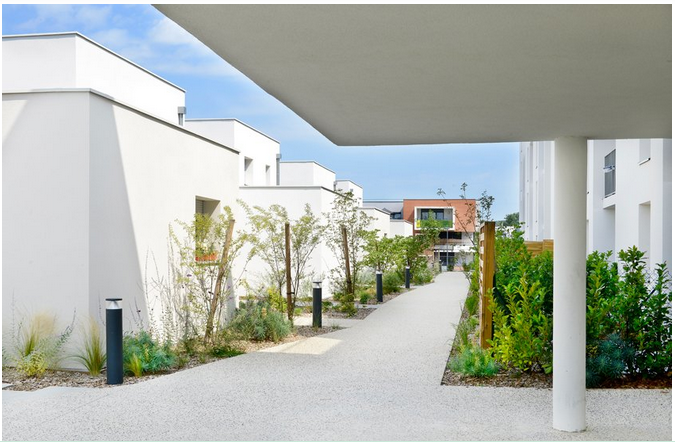 Cim_Beton's tweet photo. Vaulx-en-Velin (69). #Mixité d'habitats autour d’un jardin suspendu, avec du #béton_brut de parement et des blocs de #béton_cellulaire. Détails dans #ConstructionModerne ➡️ https://t.co/CbSCMajat5

@EqiomGroupeCRH | @HDCement_France | @LafargeFrance | @GroupeVicat | https://t.co/jSfasz0gSz