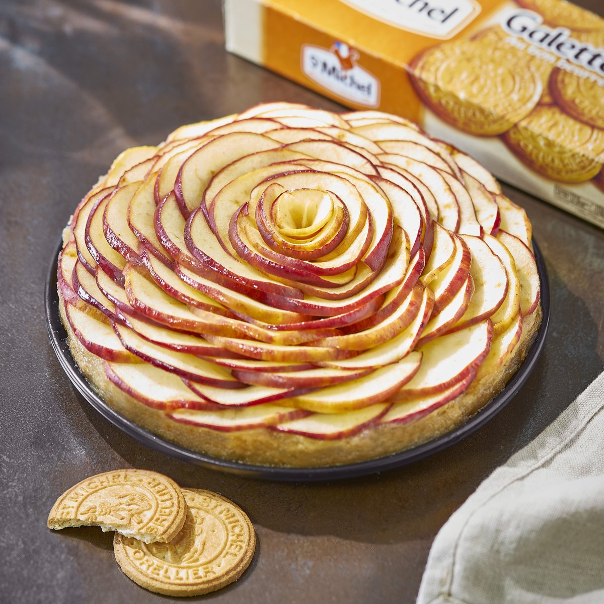 Qui peut résister à une tarte aux pommes faite maison ? 😍 stmichel.fr/recettes/detai… 
.
.
#recette #recipe #summer #recettefacile #diy #tarteauxpommes #recettemaison