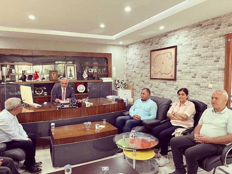 HDP Diyarbakır milletvekili İmam Taşçıer, PM üyesi Raci Bilici’nin de içinde olduğu heyet odamızı ziyaret etti. Eylemlilik süreci ve kamu eczacılarımızın sorunlarını meclise sunmaları için kendilerine rapor hazırladık. Nazik ziyaretleri için teşekkürler. <a href="/RaciBilici1/">Mehmet Raci Bilici</a> <a href="/ImamTascier/">Imam Tascıer</a>