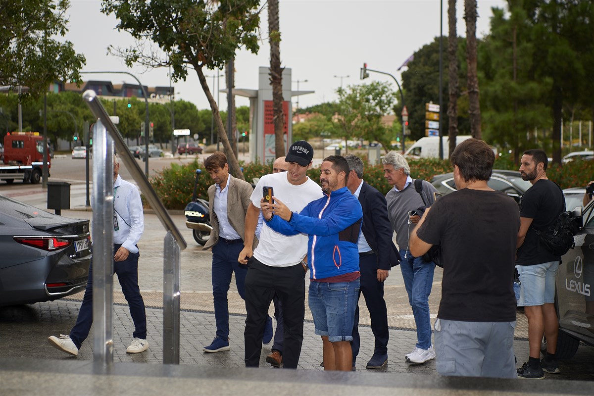 ¡Valencia le dio la bienvenida a Alcaraz! 🇪🇸🎉

🔝 El nuevo número 1⃣ del mundo -reciente campeón del US Open- ha llegado a España y se reunió con sus compañeros para disputar las Finales.

🔗 bit.ly/3DlznA0

#CopaDavis #ByRakuten I <a href="/DavidFerrer87/">David Ferrer</a>