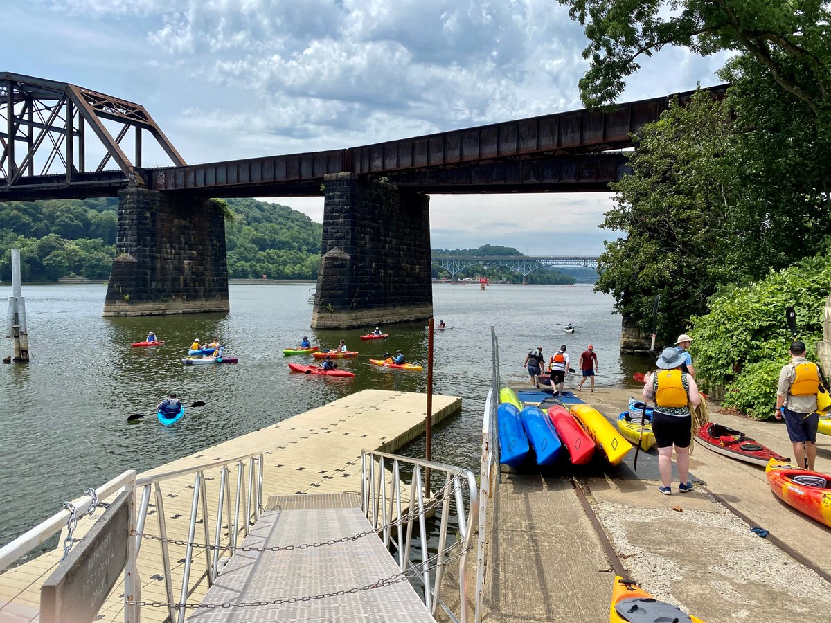 PittsburghUSACE's tweet photo. ๐ฃ The #PittsburghDistrict #RiverRangers offered safety information to a group of paddlers during the inaugural Allegheny Paddlefest in Aspinwall, Pennsylvania, near Allegheny River Lock and Dam 2.
#KnowTakeWear https://t.co/rBrrrdLFpo