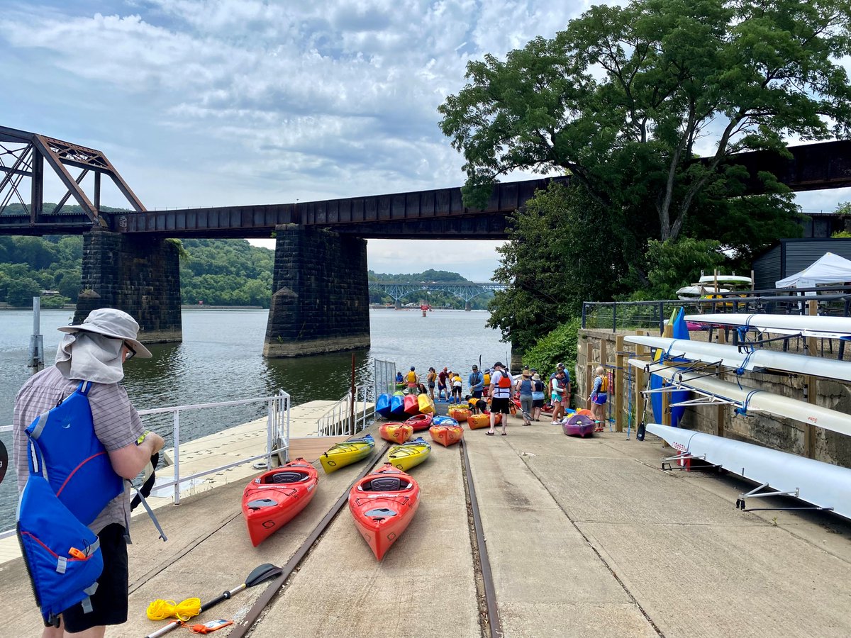 PittsburghUSACE's tweet photo. ๐ฃ The #PittsburghDistrict #RiverRangers offered safety information to a group of paddlers during the inaugural Allegheny Paddlefest in Aspinwall, Pennsylvania, near Allegheny River Lock and Dam 2.
#KnowTakeWear https://t.co/rBrrrdLFpo