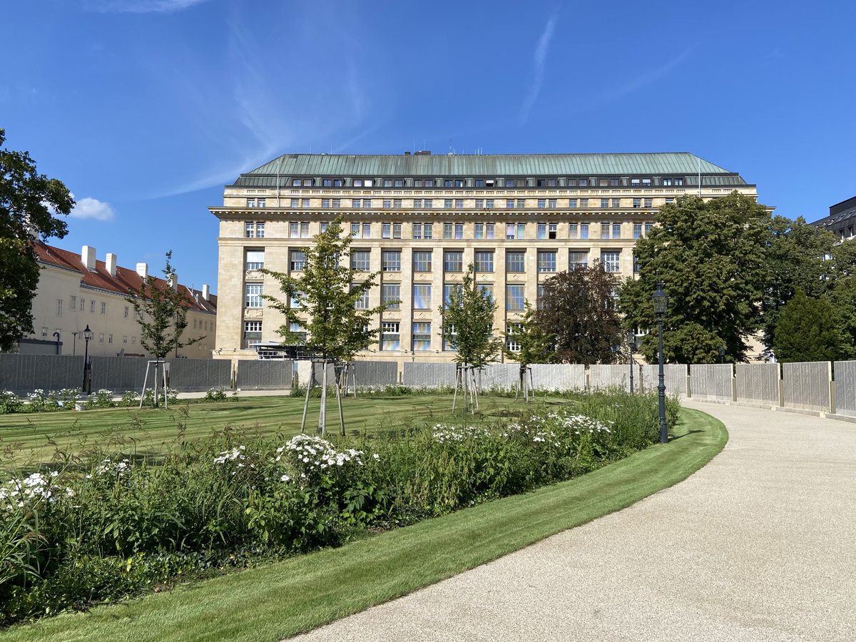 Dieses Denkmal flasht mich jedes Mal beim Durchgehen. Die unfassbare Anzahl der Namen! Dabei war das nur ein Bruchteil der Opfer. Tausend Dank an alle, die dem Nationalsozialismus ein Ende bereitet haben. Never again ✊