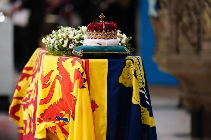 Mattedefy06's tweet photo. Edinburgh, queen's casket at St Giles. Charles III expected in Northern Ireland.
From Balmoral to Edinburgh, the long embrace of Elizabeth. On the coffin the crown of Scotland. Today the body will be flown to London for the solemn funeral, Sept. 19. #RIPQueenElizabeth https://t.co/epoZaxCLhb