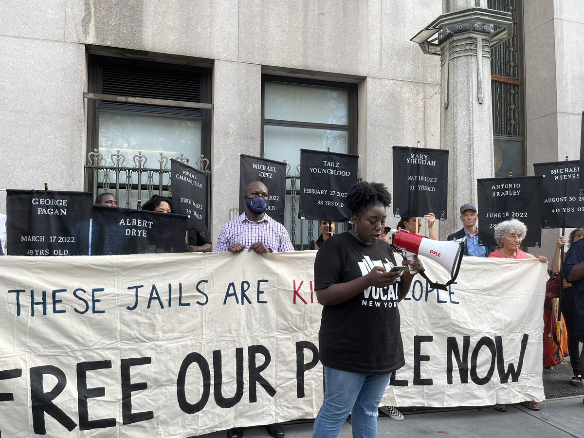 VOCALNewYork's tweet photo. Getting started: We are rallying with @JailsAction @NYCAIC and others before a meeting of the jails oversight body. NYC jails killed 13 people this year &amp; 29 people since 2021. Officials must release people, stop sending people to these deadly jails, end solitary, &amp; close Rikers. https://t.co/0EPhbiNnOP