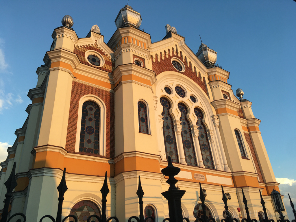 JewishHtgEurope's tweet photo. 2 gorgeous #synagogues in #Oradea #Nagyvarad Romania ... the Neolog Zion Synagogue, reflected in the Crișul Repede river, and the Orthodox Great Synagogue, used by the local Jewish community. Both were recently fully renovated. #Jewishheritage #sinagoga #zsinagoga #synagogue https://t.co/93FTW8THcI