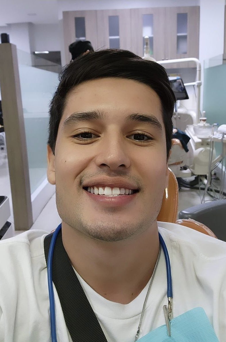 LazizTrends's tweet photo. TAN-CRUZ Dental center💙❤️💙 alagang ngipin yarn😁 #lazizRustamov https://t.co/grJHoS0Um2