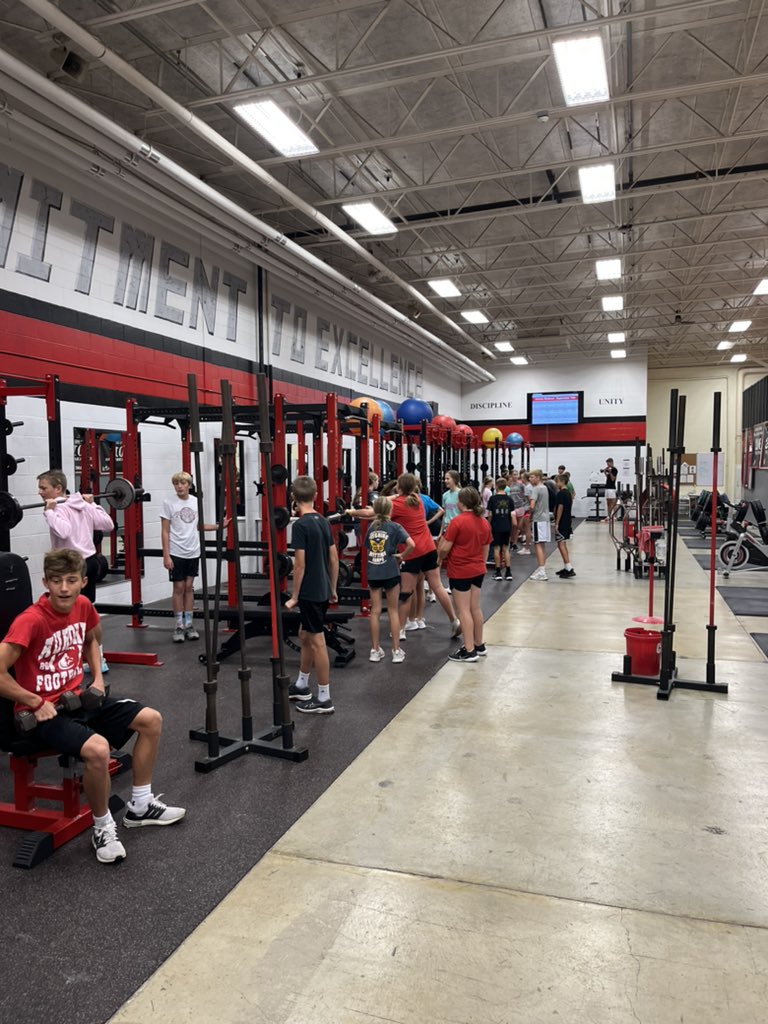 HuskyStrength's tweet photo. Breakfast Club going 40 deep this morning. The winning difference. Love the dedication of this group ๐ค #LetsWork #HHRF https://t.co/8u957fAqP6