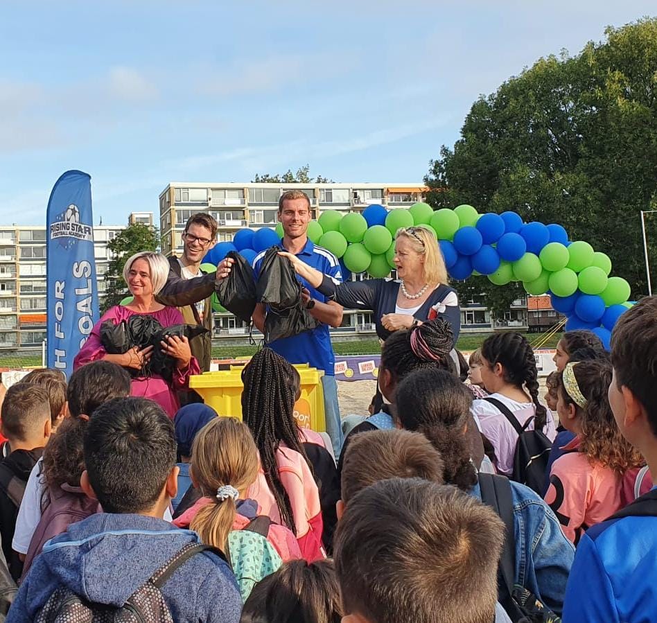 Vanochtend is Southbeach officieel geopend door wethouder Laan. Tijdens de officiële opening werd ook de Sportspullenbank in Schiedam gelanceerd.

De wethouder opende Southbeach door zes setjes sportspullen in de sportspullenbak van Erna Truijens te deponeren.