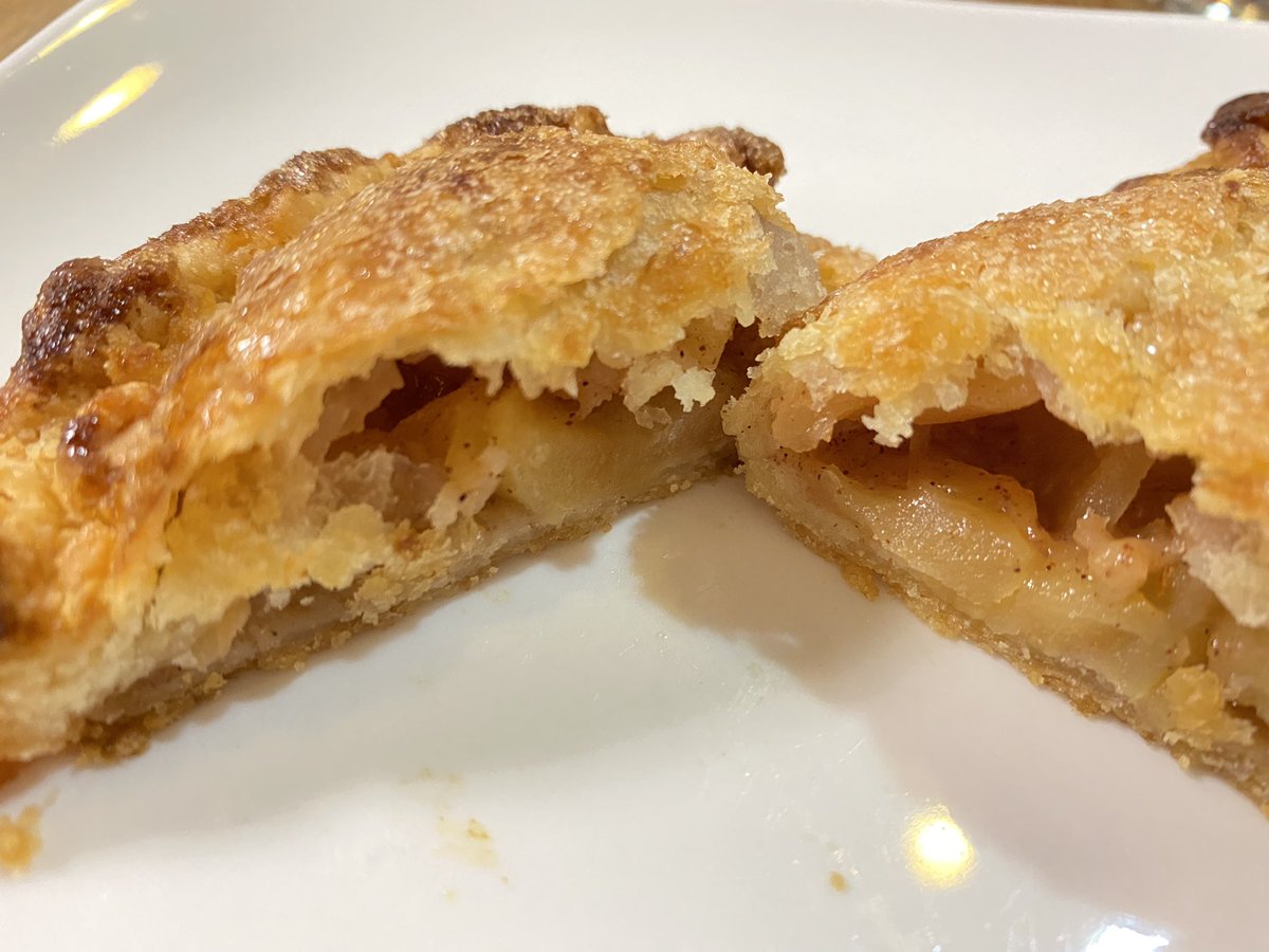inocchi_k's tweet photo. 阪急六甲にあるEvery pie のアップル🍎パイ
予約してなかったのに、超奇跡的に夕方買えた❗️
袋に入れてもらったらお洒落すぎて訳わからん袋やったwwww
肝心のアップルパイは…
激ウマ❗️そら人気あるわ❗️
🍎は勿論、端っこのパイ部分だけ食べてもめっちゃ美味い✨
#Everypie https://t.co/z514IxvLZp