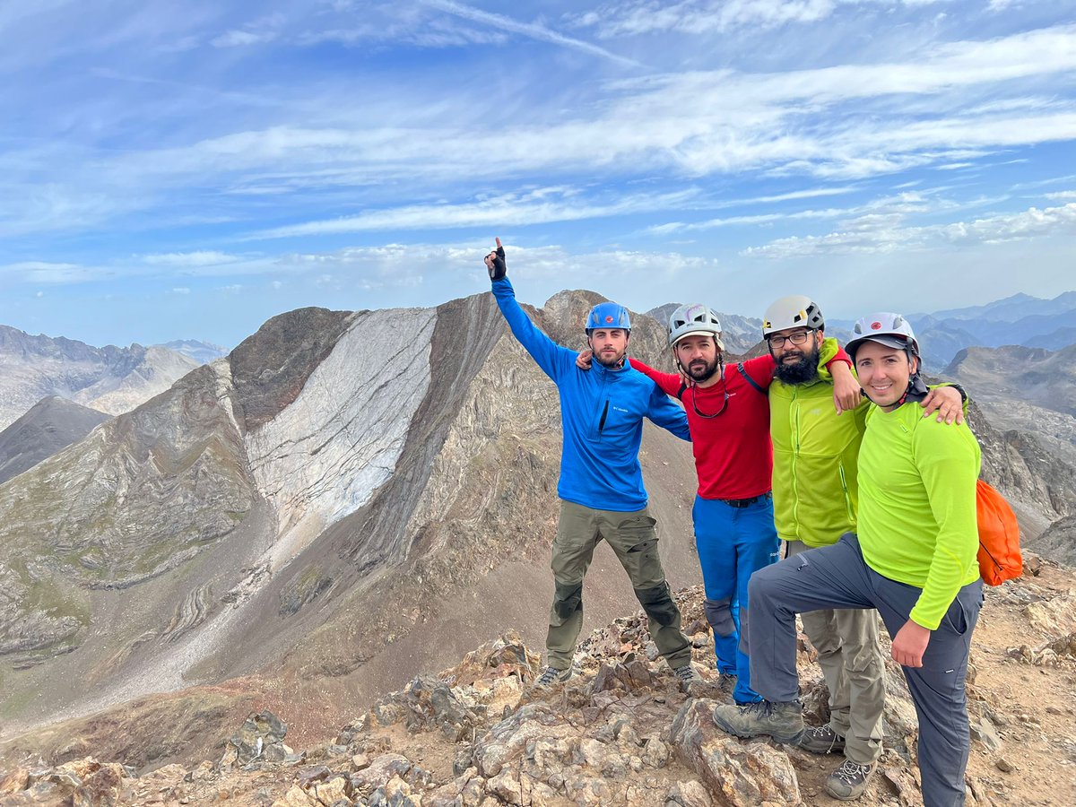 clubmmurcia's tweet photo. Nuestros compañeros el pasado fin de semana disfrutando en el #ValledeTena con algunos de sus #tremiles en los #infiernos y el #garmonegro Enhorabuena!!!!! https://t.co/XcJgTBsv3H