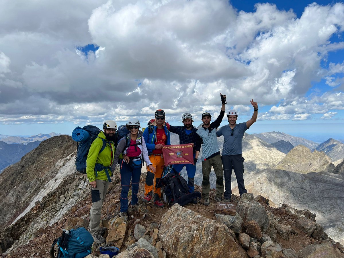 clubmmurcia's tweet photo. Nuestros compañeros el pasado fin de semana disfrutando en el #ValledeTena con algunos de sus #tremiles en los #infiernos y el #garmonegro Enhorabuena!!!!! https://t.co/XcJgTBsv3H