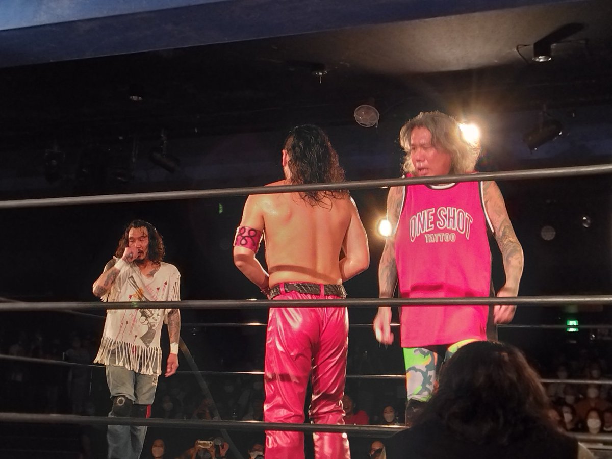 Bonny19840802's tweet photo. 本日は仕事帰りにプロレス!
伊藤さんと手塚さんの最強タッグ😂😂
俺の神はプロレスしてても神でした😌
Tシャツも買えて良かったよ⭐
#OLEDICKFOGGY
#CrazyExpress
#無法地帯
#ハードコアチョコレート https://t.co/3cqHglSSnh