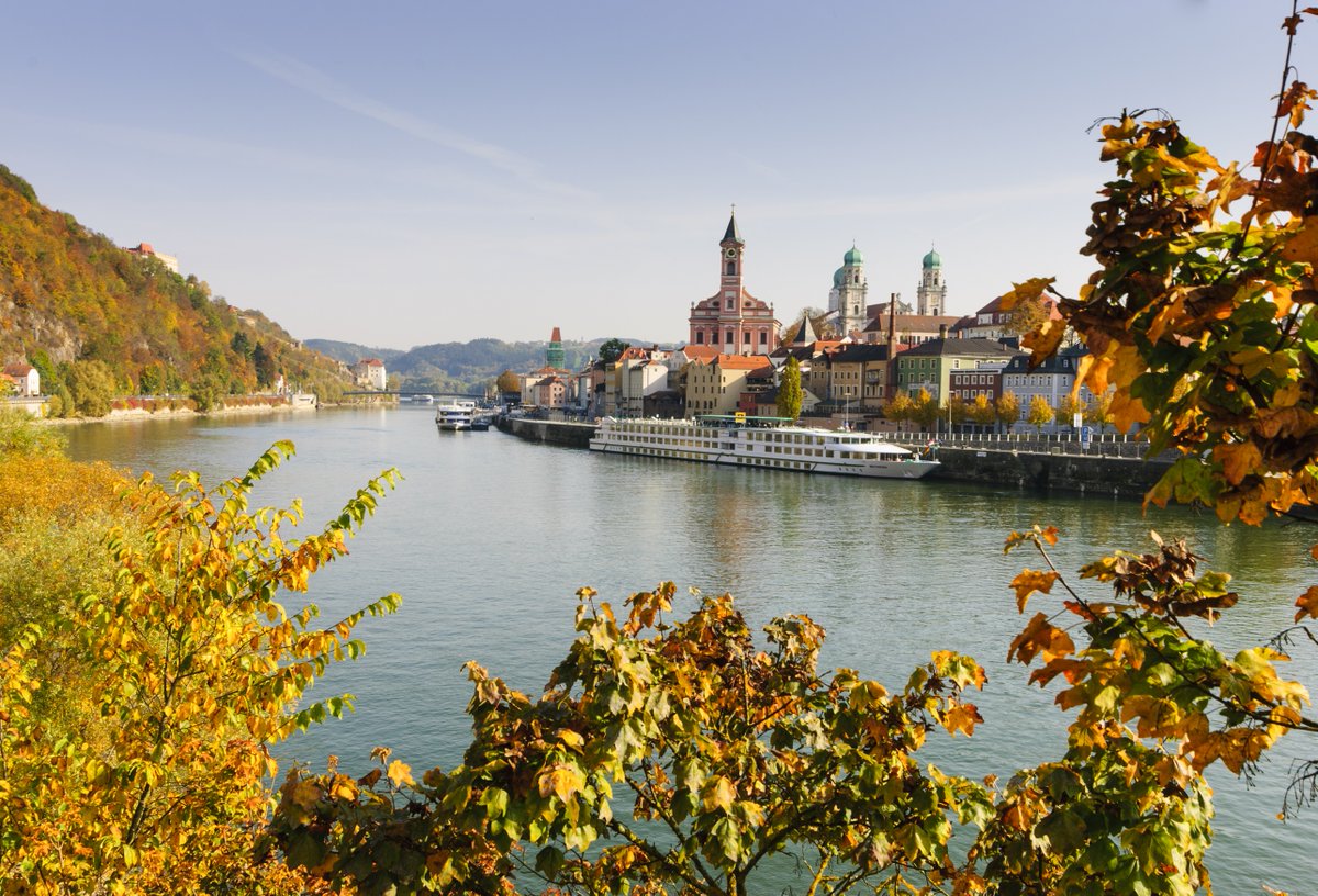🍁Every season in Munich is unique, but when the leaves are changing colors a trip into the surroundings of München should definitely be part of your bucket list. 🍂