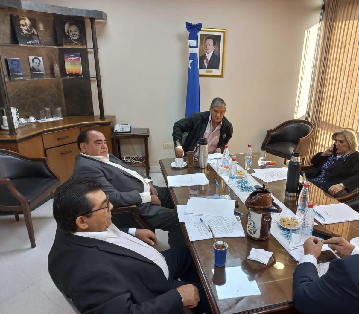 bancada_c's tweet photo. 👥🔵 La Bancada “C” del Partido Liberal Radical Auténtico (PLRA), encabezada por el Líder de Bancada, senador @PakoLedesma, se encuentra reunida, a fin de dar análisis al orden del día de la sesión ordinaria de este jueves 15 de septiembre. https://t.co/hoDYkRFFaB