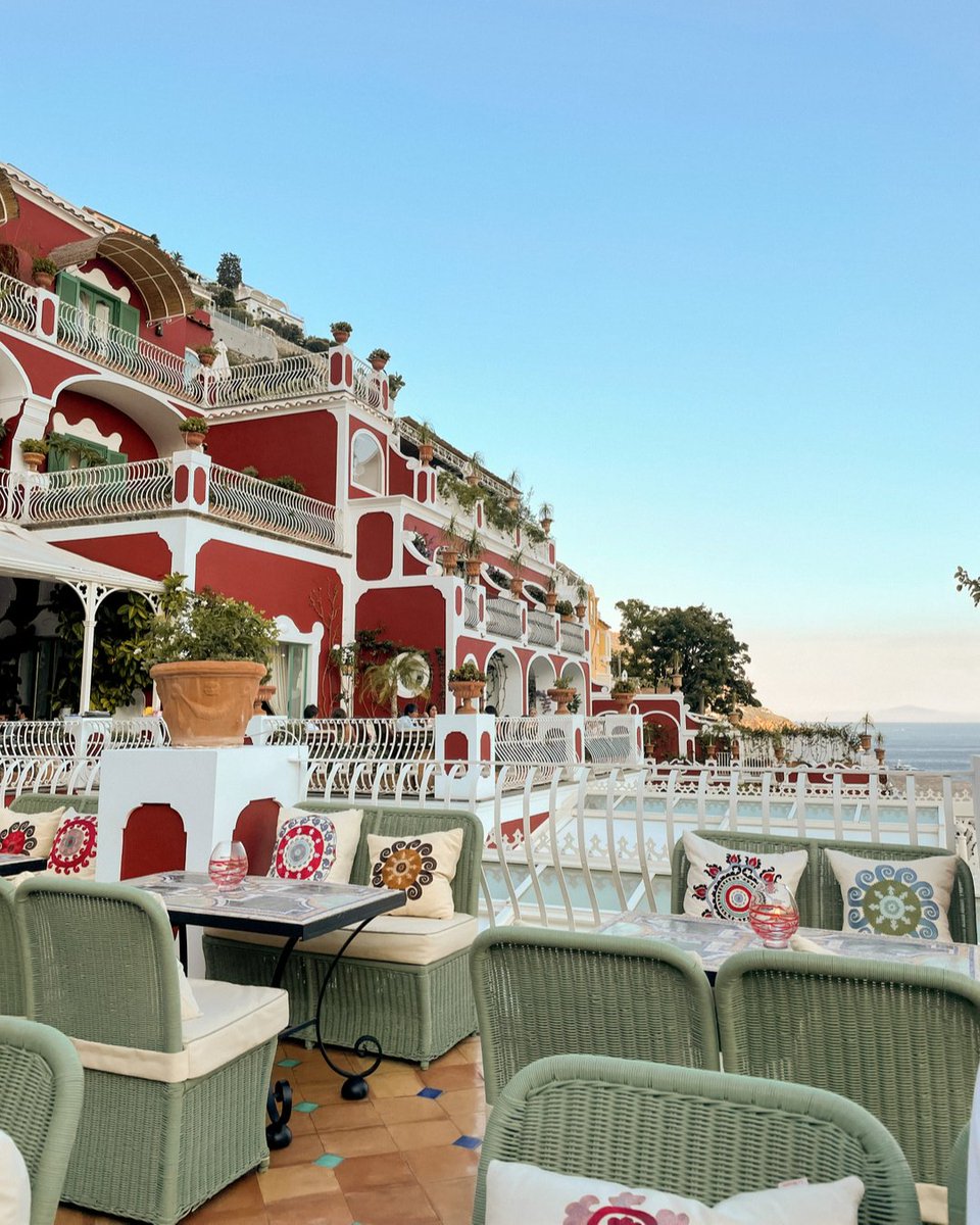 At Aldo's, champagne winks, wine glints, cocktails clink, conversation flows, and music lulls and lifts.

#LeSirenuse
🖋: @leesitaly
📷: <a href="/katjamieson_/">Kat Jamieson</a> @wlfktravelapp