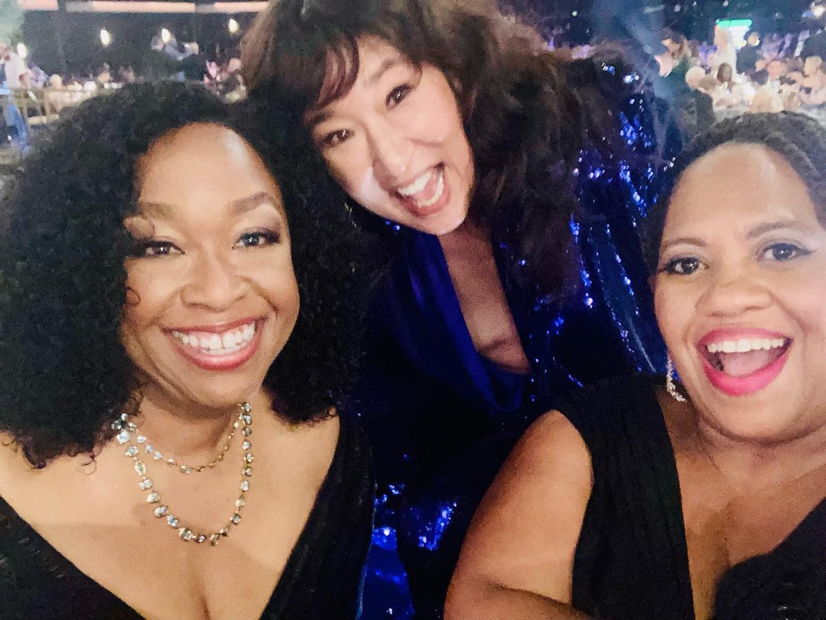 enews's tweet photo. Someone sedate E! ❤️ Sandra Oh had a mini Greys Anatomy reunion at the 2022 #EMMYs. https://t.co/a9oMThpFYL
