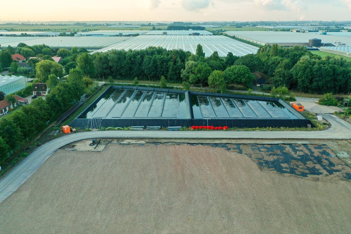 Vlakbij huis zijn we bezig met het ontwikkelen en bouwrijp maken van een voormalig tuinbouwcomplex. De werkzaamheden omvatten naast de aanleg van een nieuw waterbassin o.a. het verbreden en vergraven van watergangen, aanbrengen van beschoeiing en  bestratings- en asfalteringswerk