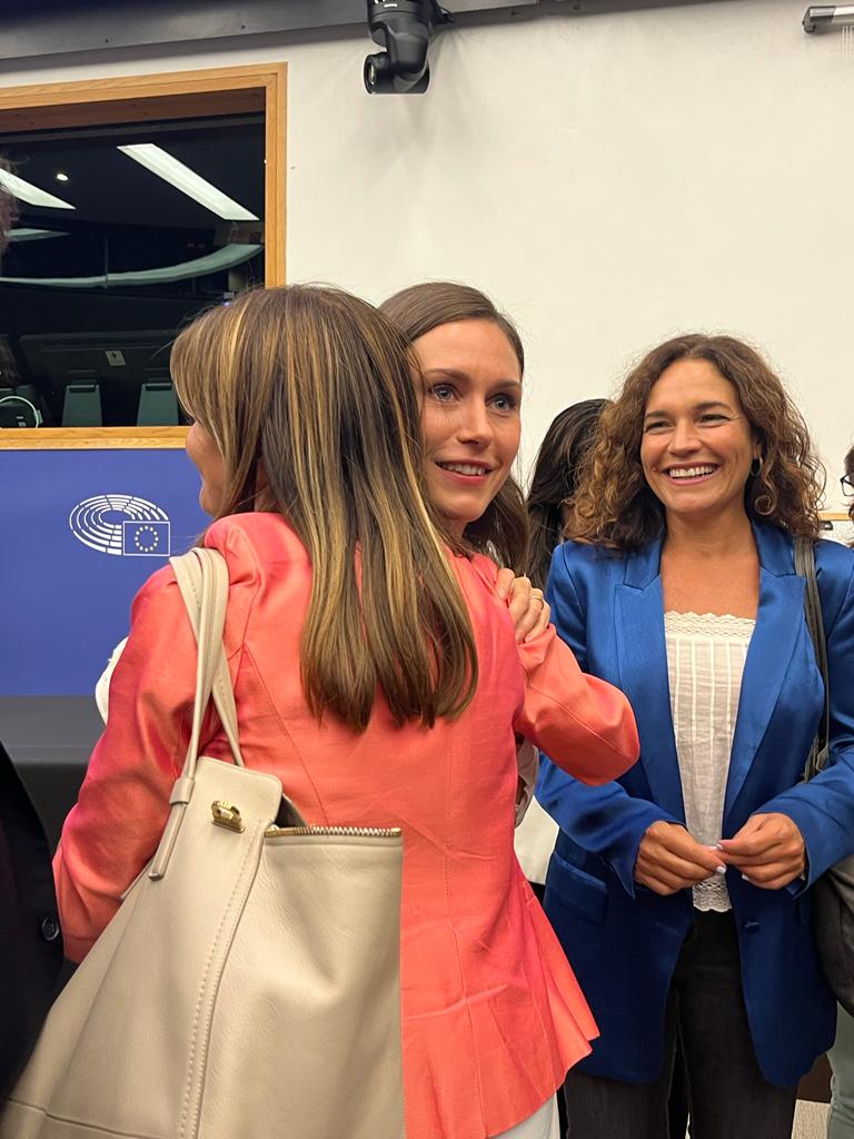 toiapatrizia's tweet photo. A tu per tu ho chiesto a Sanna Marin se sosterrà la nostra proposta sul price cap. 

Mi ha risposto "Yes, we are open", allora l'ho abbracciata!

#SannaMarin https://t.co/HApms2O8Cv