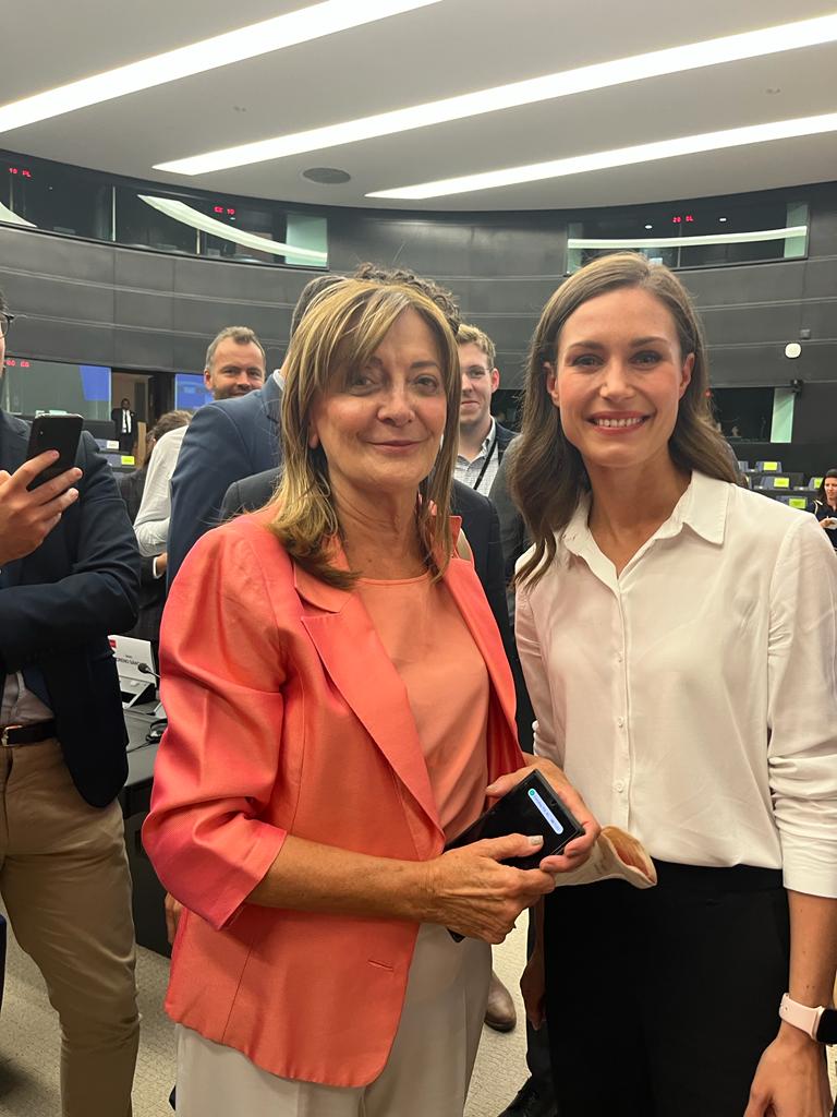 toiapatrizia's tweet photo. A tu per tu ho chiesto a Sanna Marin se sosterrà la nostra proposta sul price cap. 

Mi ha risposto "Yes, we are open", allora l'ho abbracciata!

#SannaMarin https://t.co/HApms2O8Cv