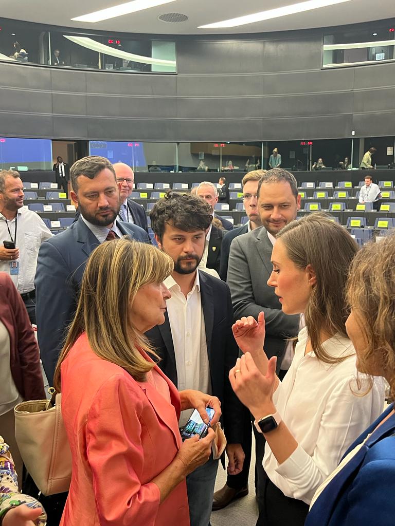 toiapatrizia's tweet photo. A tu per tu ho chiesto a Sanna Marin se sosterrà la nostra proposta sul price cap. 

Mi ha risposto "Yes, we are open", allora l'ho abbracciata!

#SannaMarin https://t.co/HApms2O8Cv