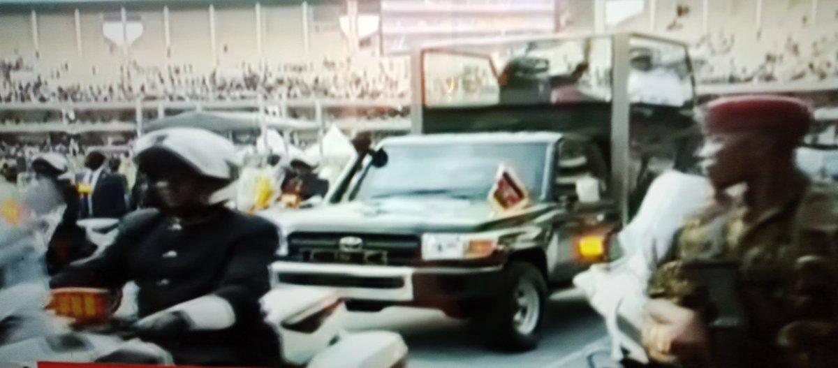 Jkwaithaka's tweet photo. Bwana MC, hii "Ceremonial Landrover" ya @WilliamsRuto si ni Landcruiser, ama?! 😆 #RutoThe5th https://t.co/m3mNpypLgq