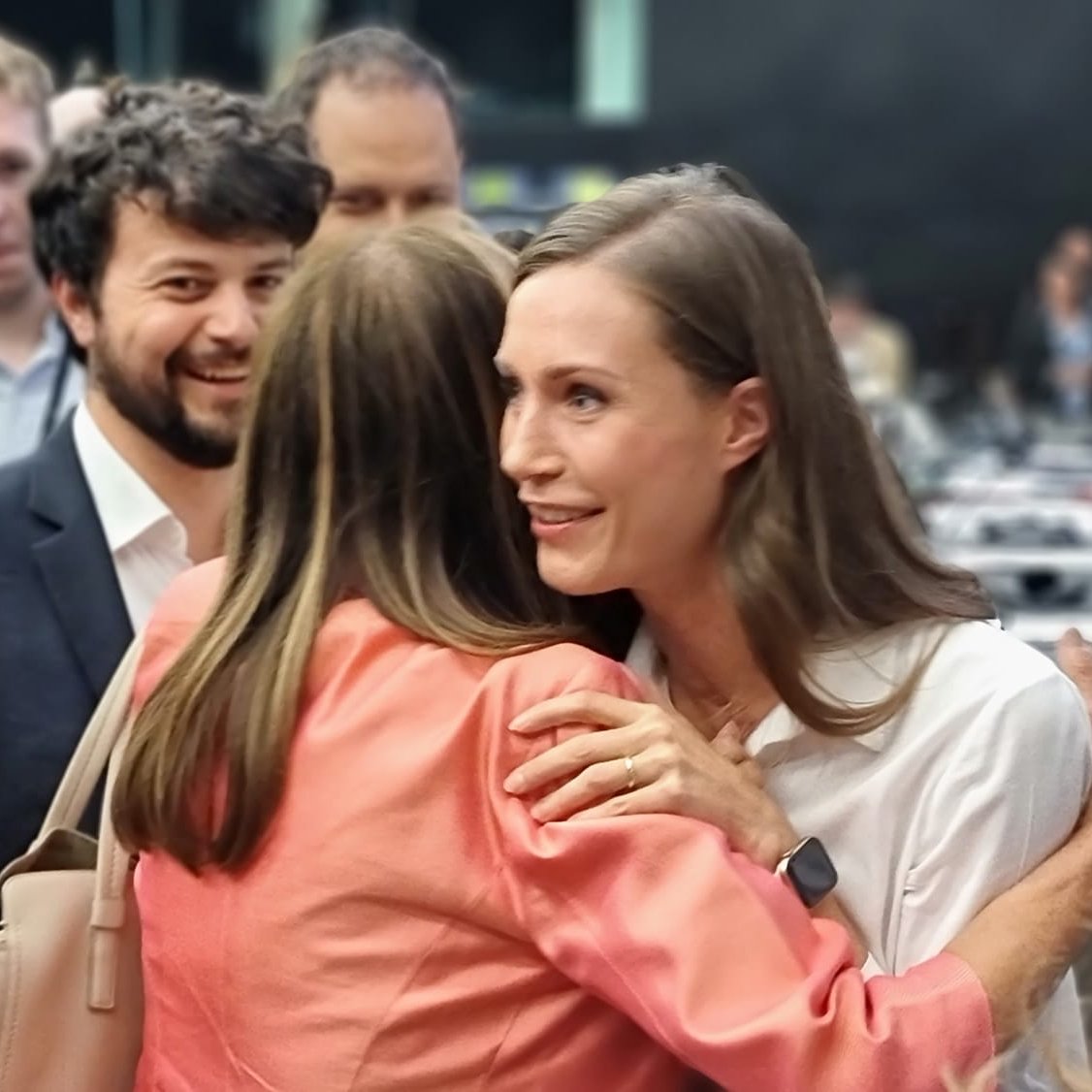toiapatrizia's tweet photo. A tu per tu ho chiesto a Sanna Marin se sosterrà la nostra proposta sul price cap. 

Mi ha risposto "Yes, we are open", allora l'ho abbracciata!

#SannaMarin https://t.co/HApms2O8Cv