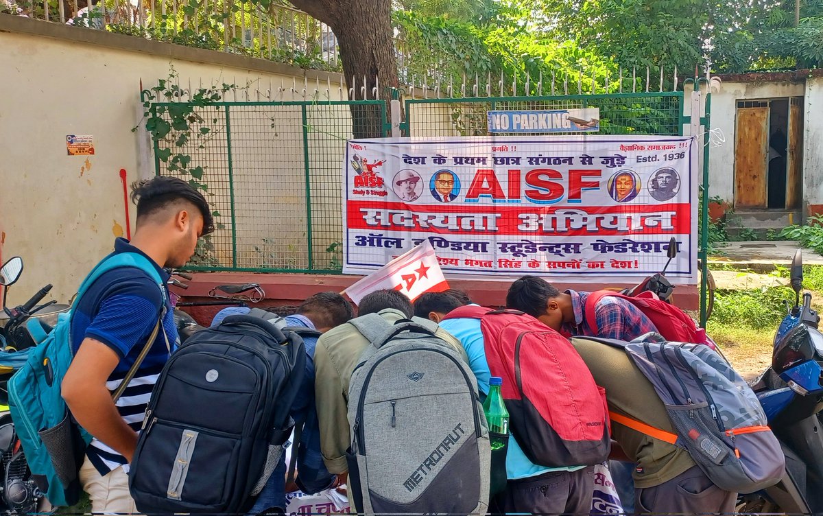 MeerSaifAli18's tweet photo. आज AISF का सघन सदस्यता अभियान लगातार पटना विश्वविद्यालय के पटना साइंस कालेज में जारी ✊🇧🇭
#इंकलाब_जिन्दाबाद
#Aisf_long_live
#AISF 🇧🇭 https://t.co/q9M6D3mT0N