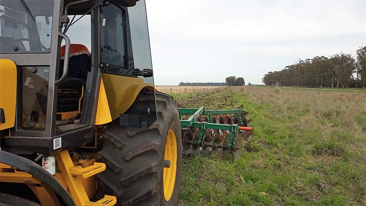 CarinaLambrecht's tweet photo. 🚜Seguimos con tareas de prevención de incendios forestales frente a la próxima temporada estival
🚜Trabajos de ejecución de cortafuegos
#RN228 entre #TresArroyos #Necochea
#Conservación
#VialidadNacional90Años
@gtrankels https://t.co/HSMvkuUEcV