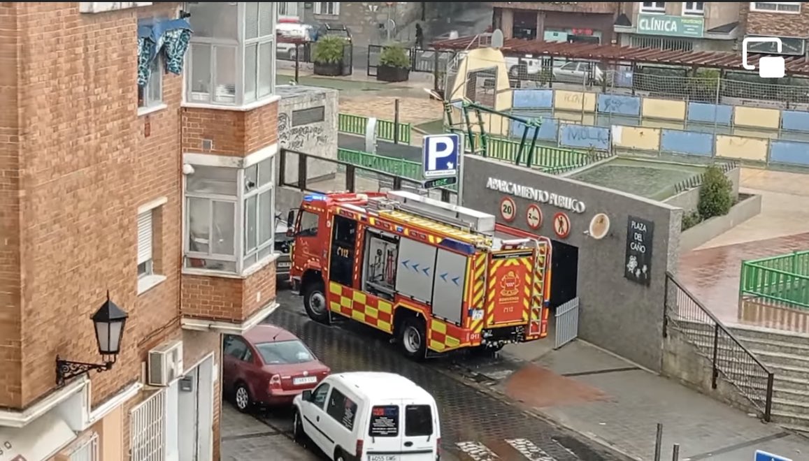 El colegio San Gregorio inundado, el parking inundado, medio #Galapagar inundado. Las primeras lluvias siempre nos chivan si se ha limpiado el alcantarillado, y este año nos dicen que NO, que otra vez <a href="/AytoGalapagar/">Ayuntamiento de Galapagar</a> no se ocupa de las necesidades de los vecinos.