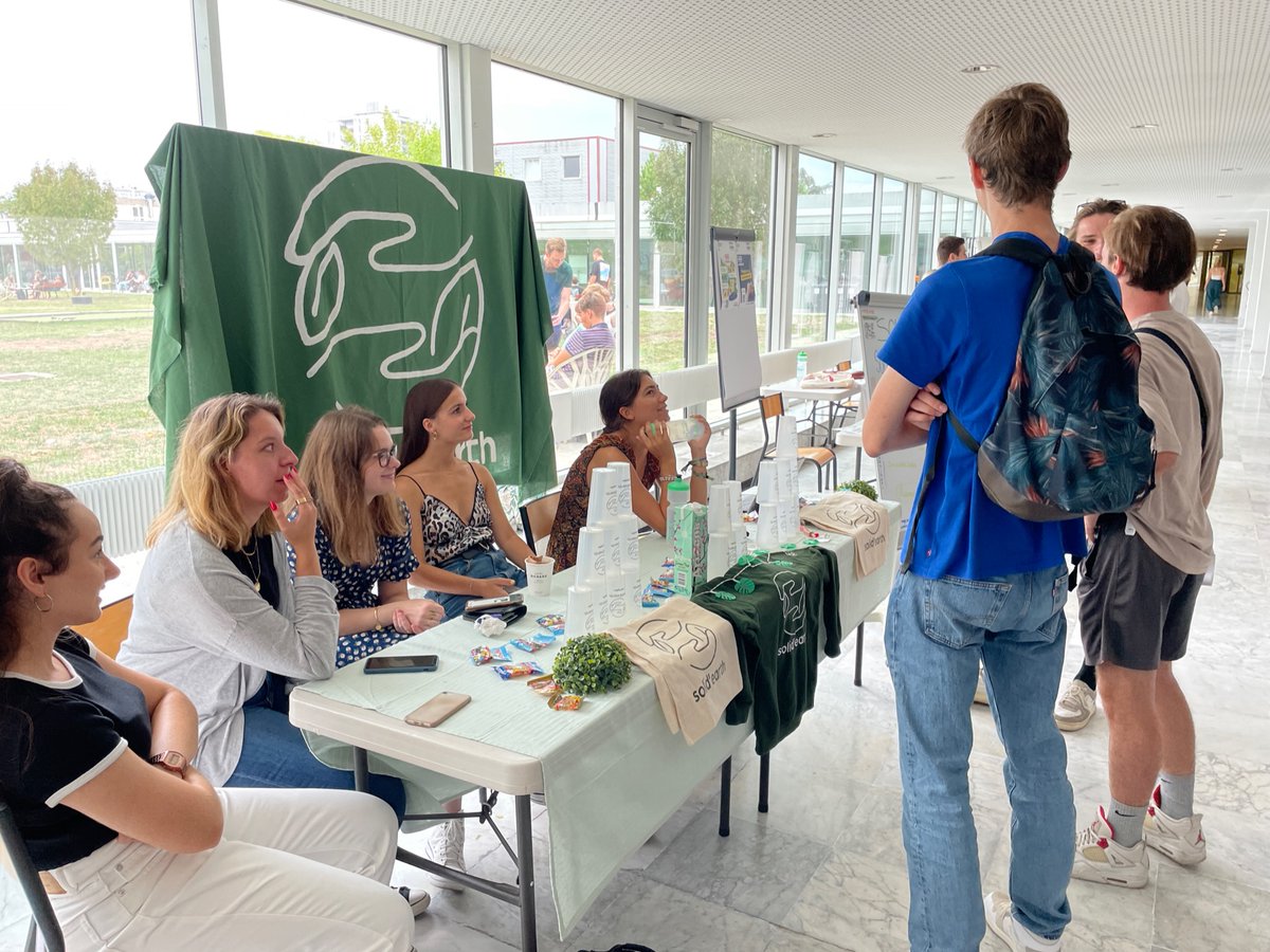 KedgeBS's tweet photo. Aujourd'hui on valorise les #compétences et on passe à l’action avec @ProBonoLab, sur les campus de #Bordeaux et #Marseille 📍.

Nos étudiants du Programme Grande École découvrent l'engagement sociétal à travers un village associatif 🫶.

#KEDGEinclusive https://t.co/PoL4dLYgJA