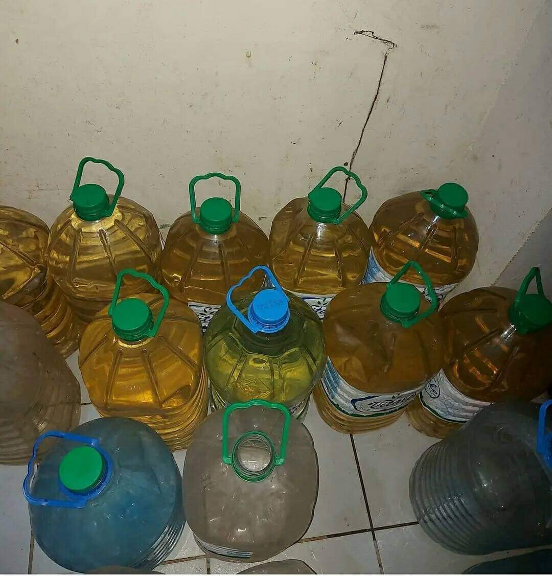 GreenBServices's tweet photo. Ma voisine m'a demandé où j'ai trouvé tant d'argent pour faire la réserve d'huile végétale; je lui ai dit que c'est plutôt ma réserve d'eau du robinet...

#gourdefiltrante #puriifa #eaufiltré #ChezMoiAuCongo #SauvonsDesVies  #pourchaqueenfantunegourdepuriifa https://t.co/tGP92OdMXV